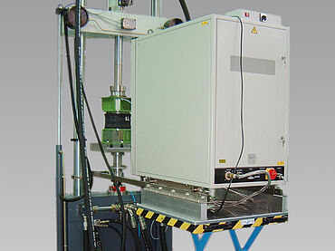 Mesin pengujian servohidraulik: uji siklik pada pegas di bawah suhu