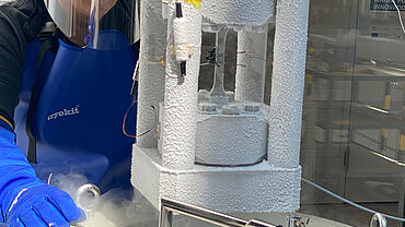 在浸没式低温恒温器中执行拉伸试验后的低温设备